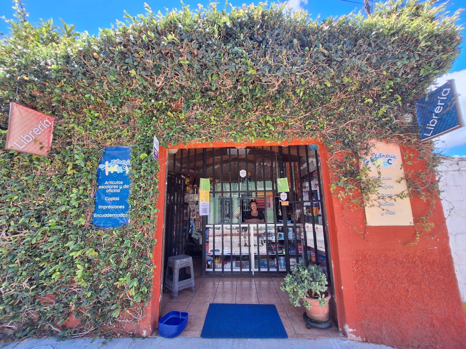 Fachada de Librería Mercy en la 4a calle de San Lucas Sacatepéquez