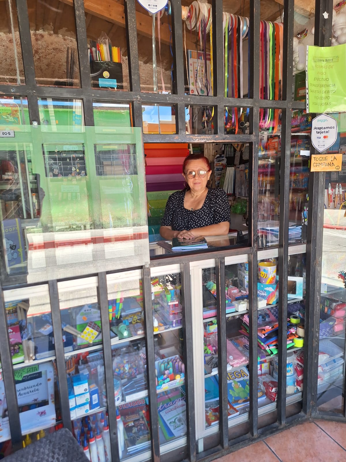 Mostrador de Librería Mercy atendiendo a un cliente